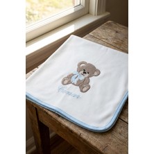 Atölye Müge Kişiye Özel Isimli Nakışlı Ayıcık Temalı Mavi Biyeli Ekru Bebek Battaniyesi  - Yumuşacık ve Şık Tasarım