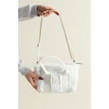 Clodi Beyaz Peluş Yazı Detaylı Kadın El Kol ve Omuz Çantası