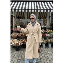 Nahide Kadın Bej Astarlı Kemerli Cepli Uzun Kaban – Şık ve Klasik Tasarım