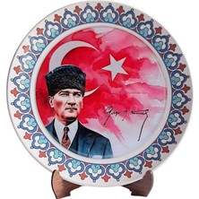 Leylaki Atatürk Resmi -  Atatürk ve Türk Bayraklı Yağlıboya Resimli Seramik Tabak – Çini Bordür,  Askılı / Standlı - 20 cm Çap
