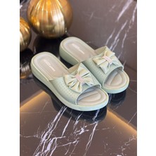 Mulex Kadın Fiyonk Detaylı Günlük Terlik – Ortopedik Yumuşak Tabanlı, Şık Taş Aksesuarlı, Kaymaz Taban, Su Yeşili