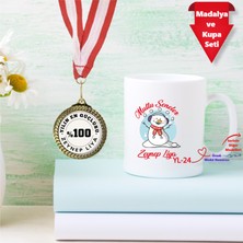 E-Hediyeci Kişiye Özel Yılbaşı Hediyesi Kupa Bardak ve Isim Yazılı Madalya Hediye Seti