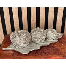 MYK Hediye ve Sanat Atölyesi Dekoratif Taşlı Elma Üçlü Set – Yaprak Tabak Üzerinde | Ev & Ofis Şık Biblo Seti