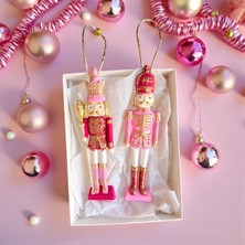 Nunu Event El Boyaması Taş Tozu Pembe Fındıkkıran Ağaç Süsü – 2’li Set Modeller Farklı Gönderilebilir.