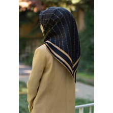 %100 Twill Ipek El Yazısı Vissona Desenli Siyah - Gold Renkli Daha Tok Exclusive Serisi 90X90 Eşarp Kenar Dikiş Şekli : El Dikişi