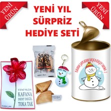 E-Hediyeci Yılbaşı Hediyesi, Hediye Kutusu, Yeni Yıl Hediyesi, Arkadaşa, Kardeşe Yılbaşı Hediyesi, Şans Kurabiyesi, Konsept Hediye Kutusu (1 Adet Anahtarlık, 1 Adet Toka ve 1 Adet Şans Kurabiyesi)