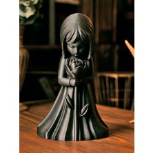 Linova Zarif Çiçek Tutan Kız Heykel Biblo Dekoratif Obje