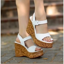 Riboy Beyaz Cilt Dolgu Topuk Sandalet