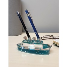 Hediye Sandalı Mavi Yolcu Gemisi Sulu Kalemlik – 4 Kalem Kapasiteli Masa Dekoru (16 Cm)