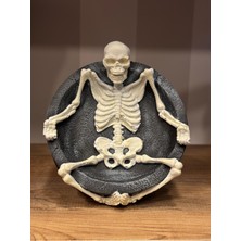 İki Cadı Tasarım Iskelet Detaylı Yuvarlak Kül Tablası | Dekoratif Polyester Küllük Obje