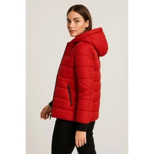 Velmora Fashion Kadın Şişme Kapüşonlu Fermuarlı Mont Su Itici Kapitone Astarlı Kumaş Cepli Kışlık Rahat Kalıp - Kırmızı