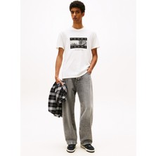 Tommy Jeans Bisiklet Yaka Baskılı Beyaz Erkek T-Shirt DM0DM22464YBL Tjm Reg Photo Flag Ss