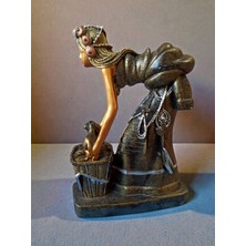 Hureggo Vintage Polyester Köpeklerini Yıkayan Kadın Biblo & 21X15 cm