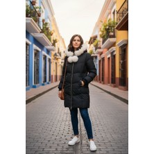 Kürklü Kapüşonlu Siyah Kadın Şişme Mont – Elyaf Dolgulu, Ponpon Detaylı, Uzun Model (95 Cm)