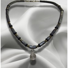 Reina Del Corazen El Yapımı Doğal Hematit Antik Kolye  – Otantik Tasarım, Tarihî Ilhamlı, Bolluk ve Huzur Enerjili Şık Takı