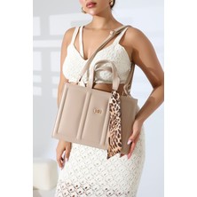 Moda Lime Kadın Vizon Renkli Modern Tasarımlı Deri Görünümlü Fular Detaylı Omuz ve El Çantası