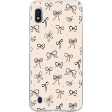 TechTree Samsung Galaxy A10 Uyumlu Siyah Fiyonk Desenli Krem Rengi Baskılı Silikon Kılıf