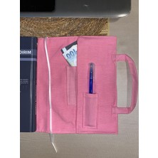 Pembe– 17X24 cm Kitap Çantası | Su Iticili Kumaş | Pastel Kitap ve Çiçek Desenli | Koruyucu Kitap Kılıfı