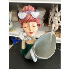 İki Cadı Tasarım Telefonlu Buket Tutan Kız Dekoratif Polyester Obje, Saksı, Vazo