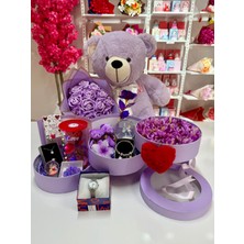 Ayı Evreni Mor Kat Kat Mutluluk - Sevgiliye Özel Hediye | Kar Küresi + Takı + Ayıcık + Buket