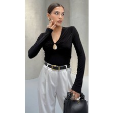 Cemo Broş Detaylı V Yakalı Büzgülü Uzun Kollu Bluz.