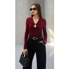 Cemo Altın Broş Detaylı V Yakalı Büzgülü Uzun Kollu Bluz.