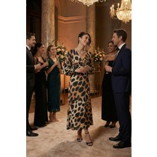 Olsa Moda Kadın Leopar Desenli V Yaka Pile Detaylı Saten Kumaş Uzun Boy Elbise