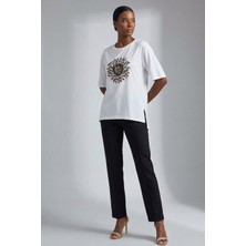 Defy's Kadın Beyaz Baskılı ve Yırtmaç Detaylı Tişört - Viskon Karışımlı Relaxed Kalıp