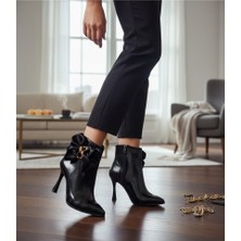 Yazın Ayakkabıları Siyah Rugan Yanı Şık Aksesuar Detaylı Ince Topuklu Bot