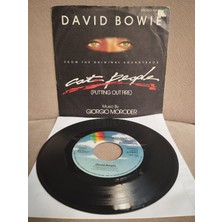 Plakperest David Bowie ‎– Cat People (Putting Out Fire)  - 1982  Almanya Basım 45 Lik Plak