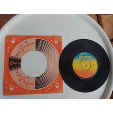 Plakperest Zeki Müren – O Ağacın Altını / Şeytana Uyduk Bir Kerre -1972 Türkiye Basım Firma Kapaklı 45 Lik Plak