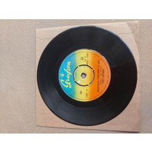 Plakperest Zeki Müren – Kimi Dertten Içermiş, Kimi Neşeden / Karakaş Gözlerin Elmas - 1964 Basım 45 Lik Plak
