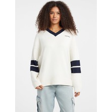 Guess Jeans V Yaka Standart Baskılı Beyaz Kadın Kazak Guess Jeans Kadın Yün Karışımlı Tri