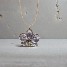 Orkide Sükuneti – Işığın Sessiz Çiçeği Kolye