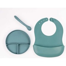 Kaia Yeşil 3’lü Silikon Yemek Seti – Önlük + Diş Kaşıyıcılı Kaşık + Vakumlu Tabak