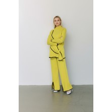 Newco Asimetrik Şerit Desenleri ve Paça Yırtmaç Detaylarıyla Modern Tasarım Triko Ikili Takım - Sarı