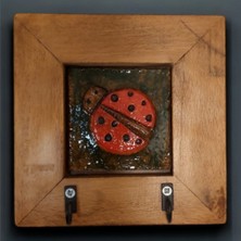 Toprakana Art Ahşap Çerçeveli Seramik El Yapımı (Handmade) Uğur Böceği Anahtarlık 14,5X14,5X2,5CM