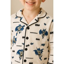 Uğur Bebe “%100 Pamuk Ekru Batman Desenli Yakalı Düğmeli Çocuk Pijama Takımı – Süper Konfor”