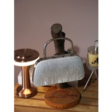 Alvora Gümüş Işıltılı Metal Saplı Kadın Abiye Gece Çantası – Modern Şık