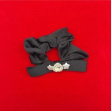 Mare Accessories Siyah Taş ve Inci Detaylı Fiyonk Scrunchie – Saç Lastiği