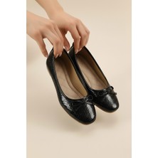 Solario Shahmeran Fiyonk Detaylı Rugan Günlük Kadın Babet ve Ev Ayakkabısı