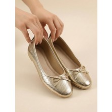 Solario Shahmeran Fiyonk Detaylı Rugan Günlük Kadın Babet ve Ev Ayakkabısı