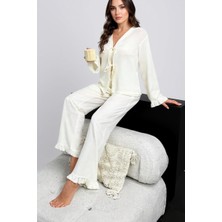 Kadın Beyaz Önden Bağlamalı Kolu ve Paçası Fırfır Detaylı Uzun Kollu Pijama Takımı – Rahat, Şık ve 4 Mevsim Kullanım