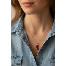 Axexuar Kırmızı Biber Sembolüyle Tasarlanmış Sarı Çelik Kolye - Şans, Bereket ve Şıklığın Buluşması 47 cm