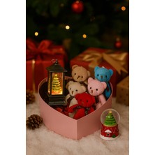 Home Dekor Hediye Sevgiliye Hediye Kalp Kutuda 5 Adet Peluş Ayıcık Çam Ağacı Figürlü Işıklı Fener ve Kar Küresi Seti