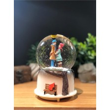 UltraNova Sokak Lambası Altında Buluşan Çiftler Mega Kar Küresi, Otomatik Püskürtmeli