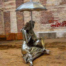 Uzman Ticaret Şemsiyeli Oturan Çift