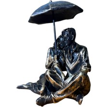 Uzman Ticaret Şemsiyeli Oturan Çift