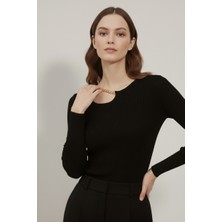 Ys Kadın Siyah Pamuklu Kaşkorse Zincir Detaylı Pencere Yaka Cut Out Slim Fit Esnek Bluz