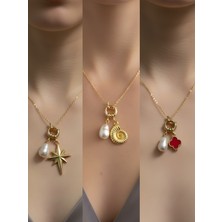 NKT Collection Deniz Kabuğu Kırmızı Yonca Kalpli Zarf Incili Kolye